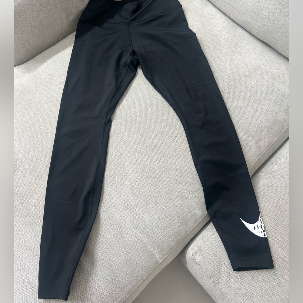 Women black Nike leggings